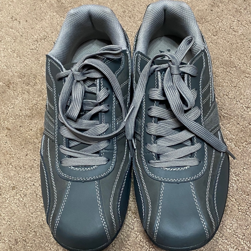 Perry Ellis America Gray and White Size 8 Sneakers Golf Activewear Spring